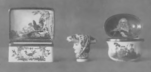 Fig. 17. Miśnia, ok. r. 1745-1755. Tabakierka z ptakami, główka do laski i tabakierki z portretem Augusta Mocnego.
