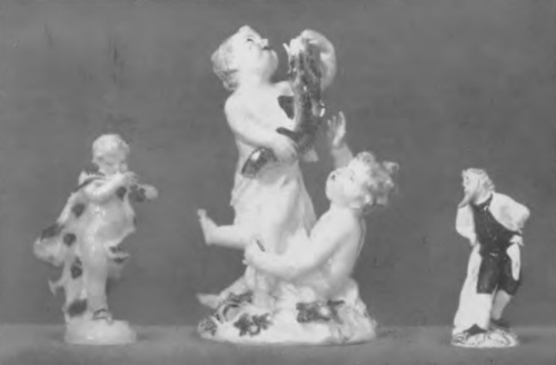 Fig. 19 Miśnia, ok. r. 1750. Figurki: Amor jako zima, dzieci z delfinem, chłopczyk jako arlekin.
