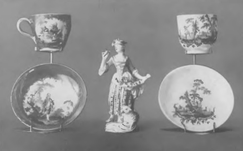 Fig. 20. Miśnia. ok. r. 1760-1770. Filiżanka a la Watteau. figurka ogrodniczki i filiżanka z obrazkiem przedstawiającym polowanie.