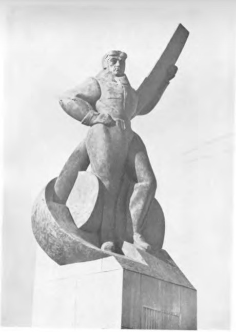 PROJEKT POMNIKA LOTNIKÓW (szczegół. gips). Dział Sztuki na P. W. K. w Poznaniu. Stowarzyszenie art. pol. “Rytm”