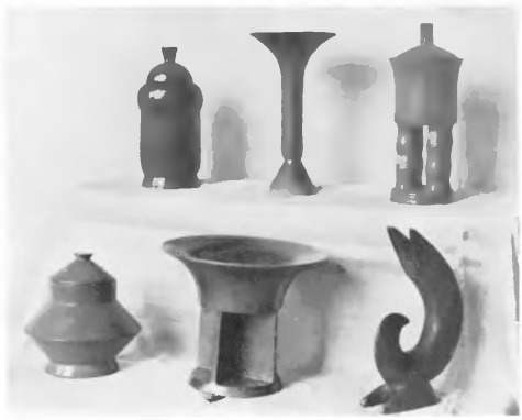 Ceramika (redukcia metali) wykonana przez Wandę Telakowska. (Z wystawy „Ładu“ w Warszawie 1929).