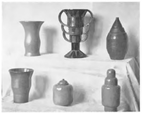 Ceramika (redukcja metali) wykonana przez Czesława Knotlie. Marję Nowaczyńską i Annę Słomkiewiczówną. (Z wystawy „Ładu“ w Warszawie 1929).