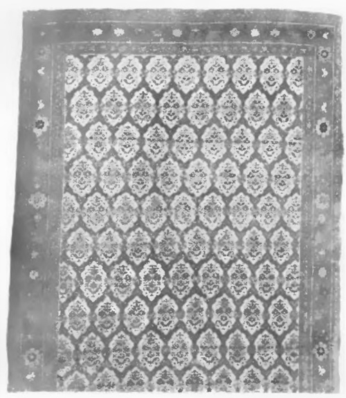 Fig. 6. Perski kobierzec „Kirmanszah“ (Mosul), 2,90 X 1,40 m., (½ całk. dług.) 48 wiązań w 1 cm², wiek XVIII.