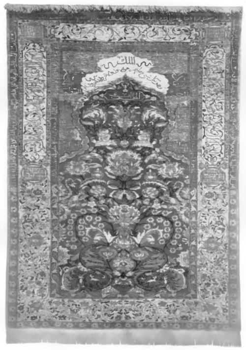 Fig. 13. Perski modlitewnik jedwabny, broszowany złotem i srebrem. 58 wiązań w 1 cm2, 1,98 X 1,33 m., wiek XVIII na XIX.