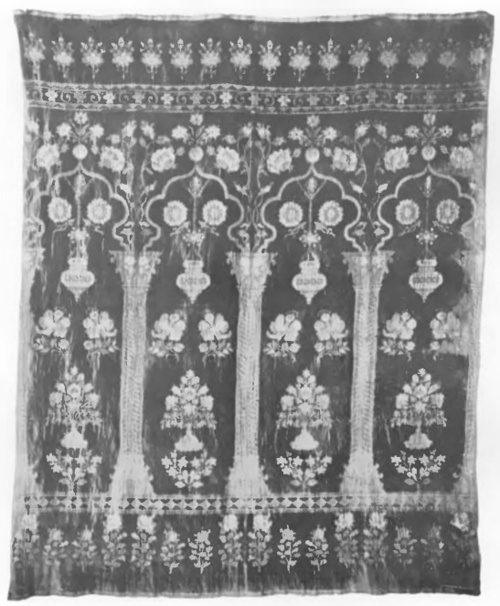Fig. 17. Makata arkadowa perska, aksamit z brokatem. 1,55 X 1,25 m., wiek XVII.