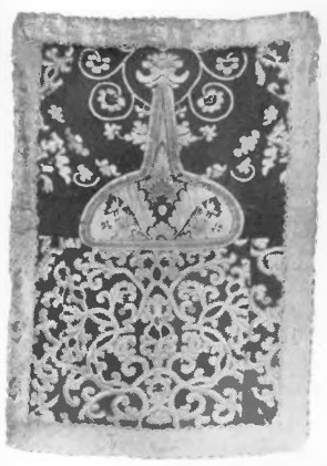 Fig. 18. Perski aksamit czerwony z haftem złotym i srebrnym (fragment). 0,60 X 0,45 m., wiek XVI na XVII.
