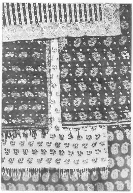 Fig. 20—24. Pięć szali perskich wełnianych. Jeden w pasy, cztery z wzorem palmetkowym, przeciętna wielkość 1,14 X 1,20, wiek XVIII na XIX.