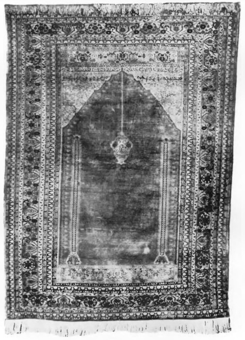 Fig. 28. Turecki modlitewnik jedwabny typu “Gyordes“. Robiony w Tebris, 85 wiązań w 1 cm², 1,70 X 1,25 m., pierwsza połowa XIX w.
