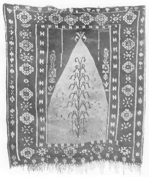 Fig. 33. Turecki modlitewnik kilimowy z Erzerum. 1,65 X 1,45 wiek XVIII na XIX.