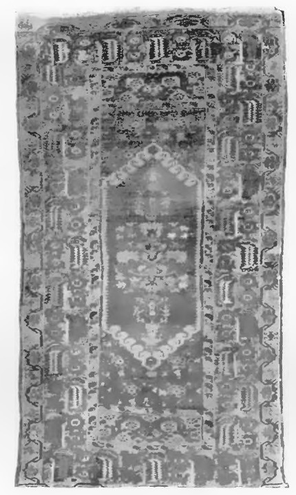 Fig. 36. Turecki kobierzec „Gyordes“, 2,40 X 1,30 m., wiek XVIII.