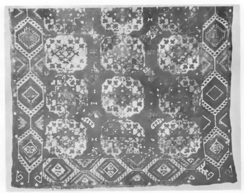 Fig. 50. Turkomański kobierzec “Afghan” (Turkiestan Zachodni), 3,00 X 2,00 m., ½ całk. dług., wiek XVIII.