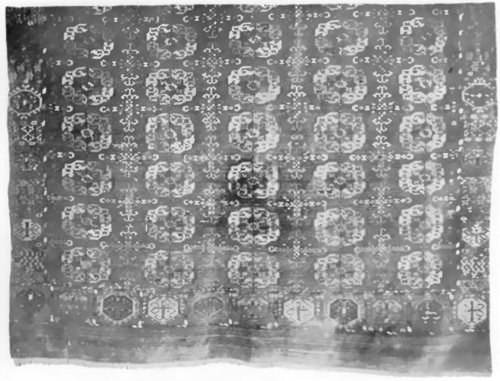 Fig. 51. Turkomański kobierzec “Tekke”, 20 wiązań w 1 cm², 2,86 X 2,10 m., całk. dług., wiek XVII).