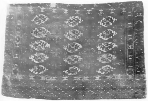 Fig. 52. Turkomański kobierzec “Tekke“, 50 wiązań w 1 cm² 1,25 X 0,85 m., wiek XVIII na XIX.