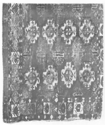 Fig. 53. Turkomański kobierzec „Tekke“, 1,26 X 0,60 m., ½ całk. dług., wiek XVIII na XIX.