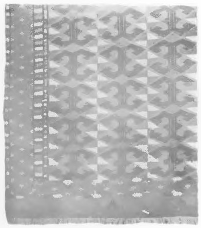 Fig. 57. Kilim turkomański, haftowany („Palas“). 2,65 X 1,80 m., z pierwszej połowy XIX w.