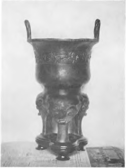 Fig. 1. NACZYNIE BRONZOWE TCHEOU (1122—255 przed Chr.).