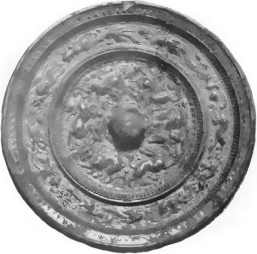 Fig. 3 ZWIERCIADŁO BRONZOWÉ (strona odwrotna) EPOKI TANG (617-906).