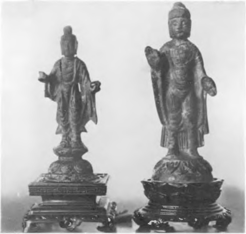Fig. 11. DWIE BRONZOWE STATUETKI BUDDY Z GREKO-BUDDYJSKIEJ SZKOŁY GANDHARY (wiek IV po Chr.).