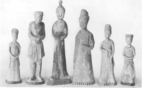 Fig. 9. STATUETKI GROBOWE Z GLINKI. CZĘŚCIOWO GLAZUROWANE. OD LEWEJ KU PRAWEJ FIGURA DRUGA, TRZECIA I CZWARTA Z EPOKI TANG (617—906). FIGURKA PIERWSZA. PIĄTA I SZÓSTA Z EPOKI SONG (959—1273).