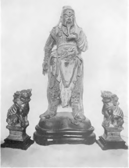 Fig. 16. „KUAN-TE. BÓG WOJNY. BRONZ Z EPOKI SONG (959-1273). OBOK DWA LWY KAMIENNE Z EPOKI MING <1308- 1643>.