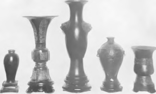 Fig. 17. WAZONY BRONZOWE: OD LEWEJ KU PRAWEJ TRZY PIERWSZE Z EPOKI SONG (929 1273). DWA OSTATNIE Z EPOKI MING (1368- 1643).