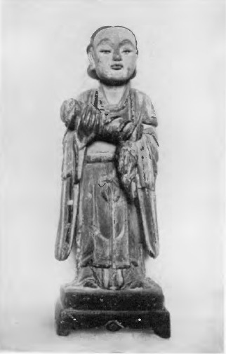 Fig. 19. „KUAN-YIN (BOGINI MIŁOSIERDZIA) „DAJĄCA DZIECI”. DRZEWO POLICHROMOWANE. WIEK XVIII-TY.