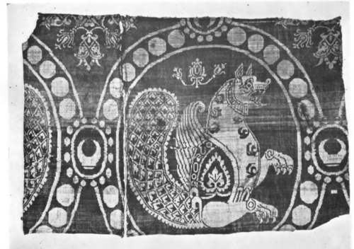 Ryc. 13. TKANINA JEDWABNA Z EP. SASSANIDOW, V—VI wiek po Chr. 35X50-5 cm. Wł. Victoria and Albert Muzeum, Londyn.