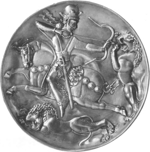 Ryc. 14. TALERZ SREBRNY, EP. SASSANIDÛW. HI IV w. po Chr., średnica 23 cm. Wł. Ermitaż. Leningrad.