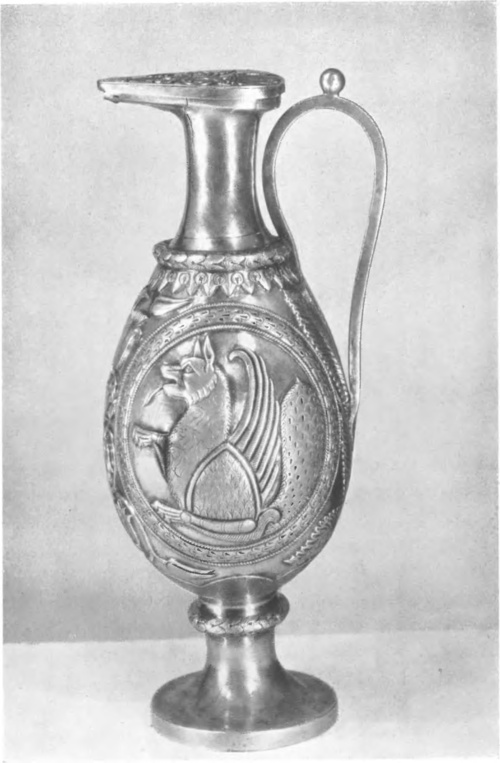 Ryu. 15. SREBRNY, WYZŁACANY DZBAN, EP. SASSAN IDÓW, V—VI w. po Chr. Wys. 33 cm. WI. Ermitaż, Leningrad.