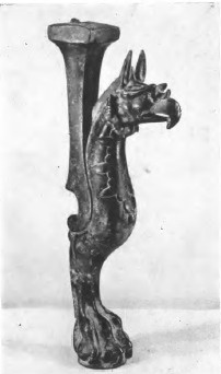 Ryc. 17. NOGA TRONU KRÓLEWSKIEGO (?), BRONZEE. ACHEMENIDÓW (?). wys. 14:7 cm. Wlaśc. J. Brummer. New York.
