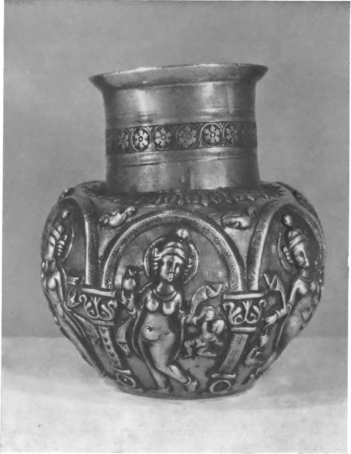 Ryc. 18. SREBRNY WAZON. Z WYOBRAŻENIEM NAGICH KOBIET (kapłanek?) W TAŃCU RYTUALNYM. EP. SASSANIDÛW, V—VI. w. przed Chr. Wys. 15 cm. Wł. Ermitaż. Leningrad