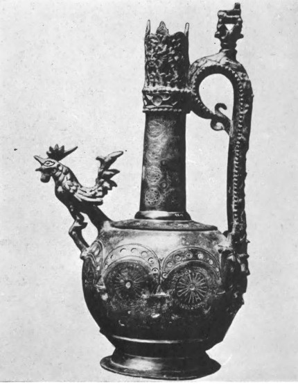 Ryc. 20. DZBAN Z BRONZU, Egipt, VII w. po Chr. wybitny wpływ perski, wys. 41 cni. Wl. Muzeum arabskie, Kair.