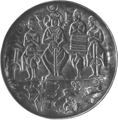 Ryc. 21. SREBRNA PATERA, PRZEDSTAWIA KRÓLA CJiOOROESA I</p><p>W OTOCZENIU 4-CH WODZÓW Z EP. SASSANIDÔW, VI w. po Chr. średnica 2b cm. WI. Ermitaż, Leningrad.