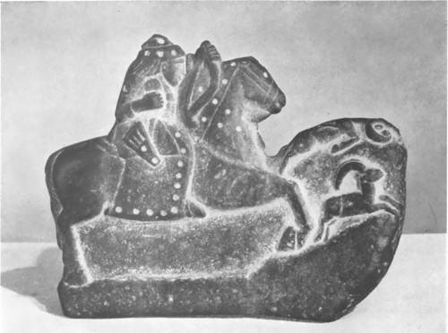 Ryc. 2. RZEŹBA W CZERWONYM KAMIENIU. Wysokość 20X25 cm. Lurystan. Właśc. M. Mcsichin, Paryż.