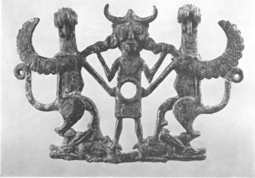 Ryc. 4. OZDOBA WĘDZIDŁA. BRONZ, wys. 13 cm. WYKOPANE W LURYSTANÏE.
Wl. kap. E. Spencer-Churchill, Anglia).