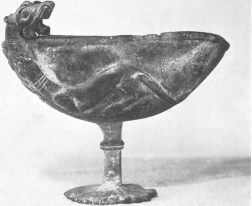 Ryc. 5. LAMPA OLIWNA, BRONZ, wy sok. 10 cm. WYKOP. W LURYSTAN1E. Wł. O. Raphael, Londyn.