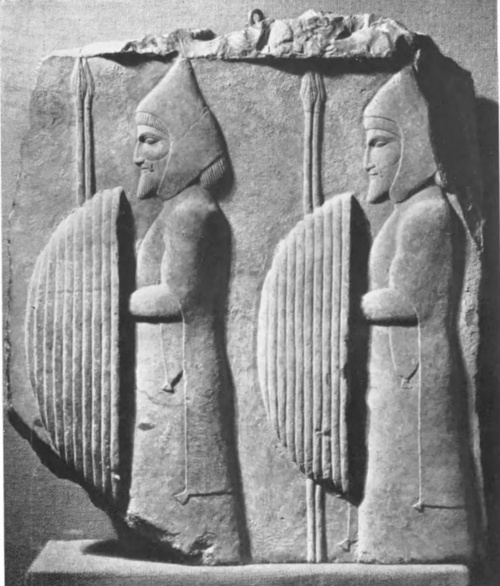 Ryc. 9. PŁASKORZEŹBA W TWARDYM KAMIENIU, Z PAŁACU Z PERSEPOLIS, EPOKA ACHEMENIDOW. V-VI w. przed Chr. wys. 60 cm. Wł. Muzeum w Berlinie.
