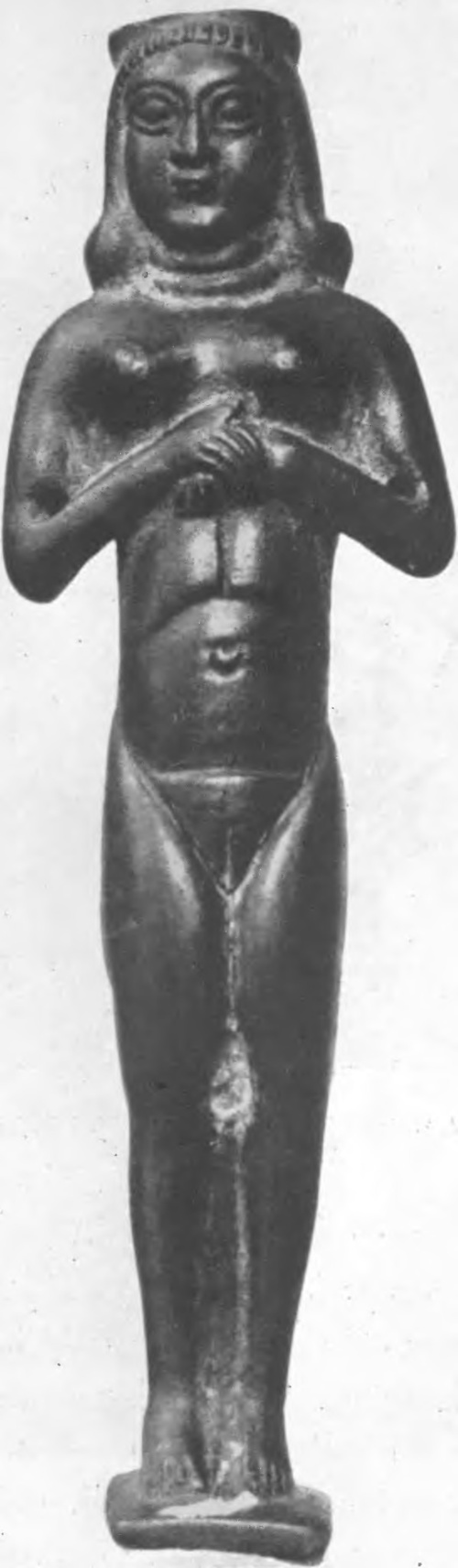 Ryc. 12. BRONZOWA FIGURKA. PRAWDOPODOBNIE BOGINI ANAHIT. EPOKA PARTÓW, wys 11:5 cm. WE Muzeum w Berlinie.