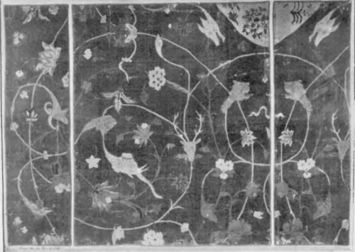Nr. 1. Fragment wielkiego wełnianego ihu.inii (w 3 kawałkach). Iłu błękitno-turkusowe. Kunice XV w. Wymiar: 1.05 - 1,47. Właść.; Musée des Arts Décoratifs. Paryż.