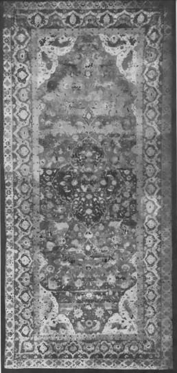 Ryc. Nr. 5. Dywan tak zwany Willanowski, jedwabny na osnowie bawełnianej. ,,Kasiaii (Keszan)“. Wiek XVI. Wymiar: 7,60 -.3,50 m. Właśc.: Rząd RP., Warszawa