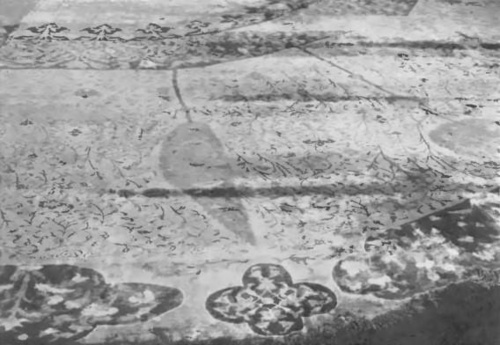 Ryc. Nr. 7. Część olbrzymiego (8m x 8 m). jedwabnego dywanu, złożonego z 2 połówek, tworzących dwunastokąt. Tło lazurowe w środki i złote w bordjurze. o koncentrycznym rysunku. Druga połowa XVII w. .Joshaghan“. Z grobowca Szacha Abbasa 11-go w meczecie w Qum (Persia).