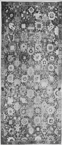 Ryc. Nr. 8. Dywan “wazonowy“. Wcina na osnowie z bawełny. Tk. ciemno-granatowe. Drugi taki sam Kaiser Friedrich Museum w Berlinie. Wczesuj XVII w. “Joshagłian (Dzuszagan)“. Właśc.: Mon. Mrs Wilson-Filmer. Anglja.