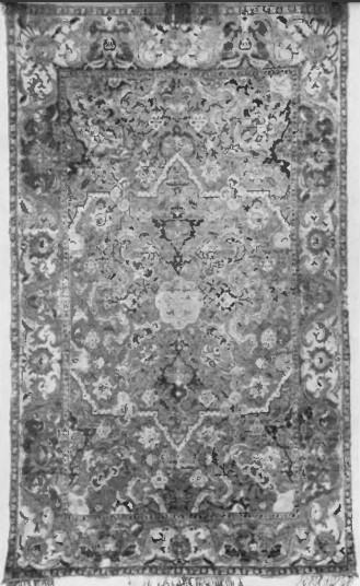 Ryc. Nr 12. Jedwabny z wielka ilością złota i srebra, dywan “polski“ (..tapis polonais“), w zasadniczej tonacji zielonej. Tło przeważnie metalowe. Wiek XVII. Wymiar 2'60X1’52 m. Właśc.: Alfred hr. Potocki, Łańcut.