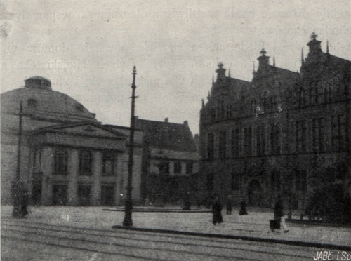 Na lewo teatr z r. 1801. Na prawo zbrojownia.
