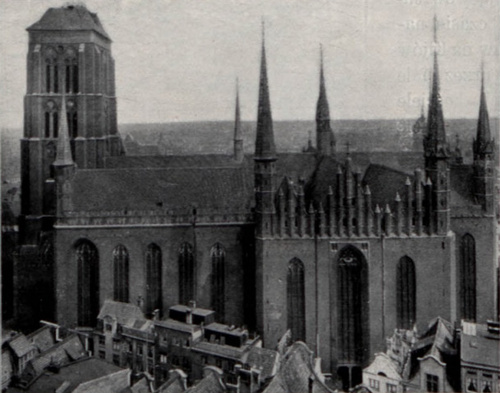 Widok na Kościół Maryacki z wieży ratusza.