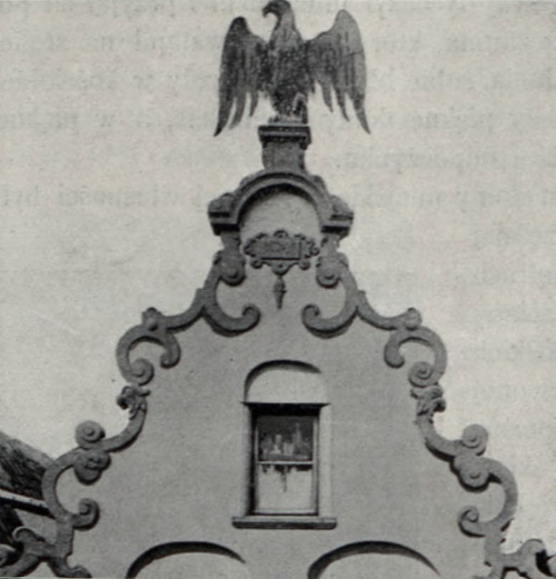Szczyt domu przy ulicy Kowalskiej 22. z r. 1648. z orłem na szczycie.