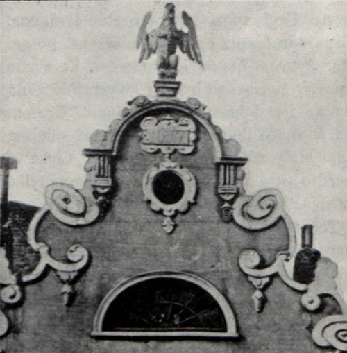Szczytnica domu na Rybim Targu l. 10. z r. 1657. z gryfem na szczycie.