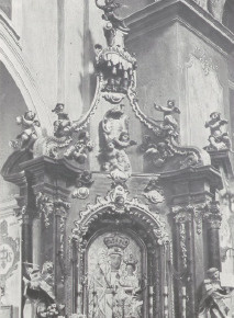 4. B. Meretyn i warsztat Pinzla: Górna część ołtarza M. Boskiej w kościele w Nawarii, r. 1766. Fot. W. Tyss.