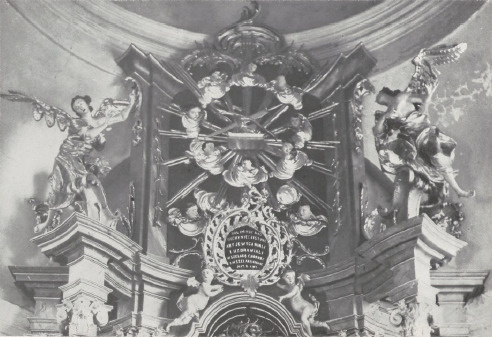 B. Meretyn i warsztat Pinzla: Górna część ołtarza ś. Walentego w kościele w Nawarii, r. 1768. Fot. W. Tyss.