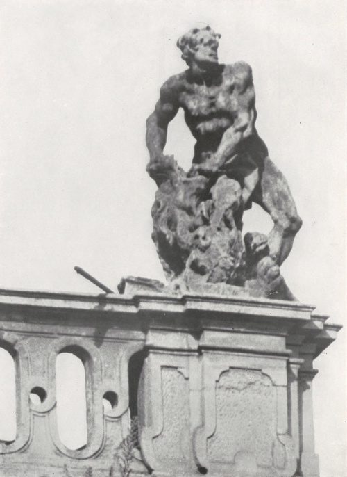 58. Pinzel: Samson rozdzierający lwa, na attyce ratusza w Buczaczu. Fot. F. Haczewski.